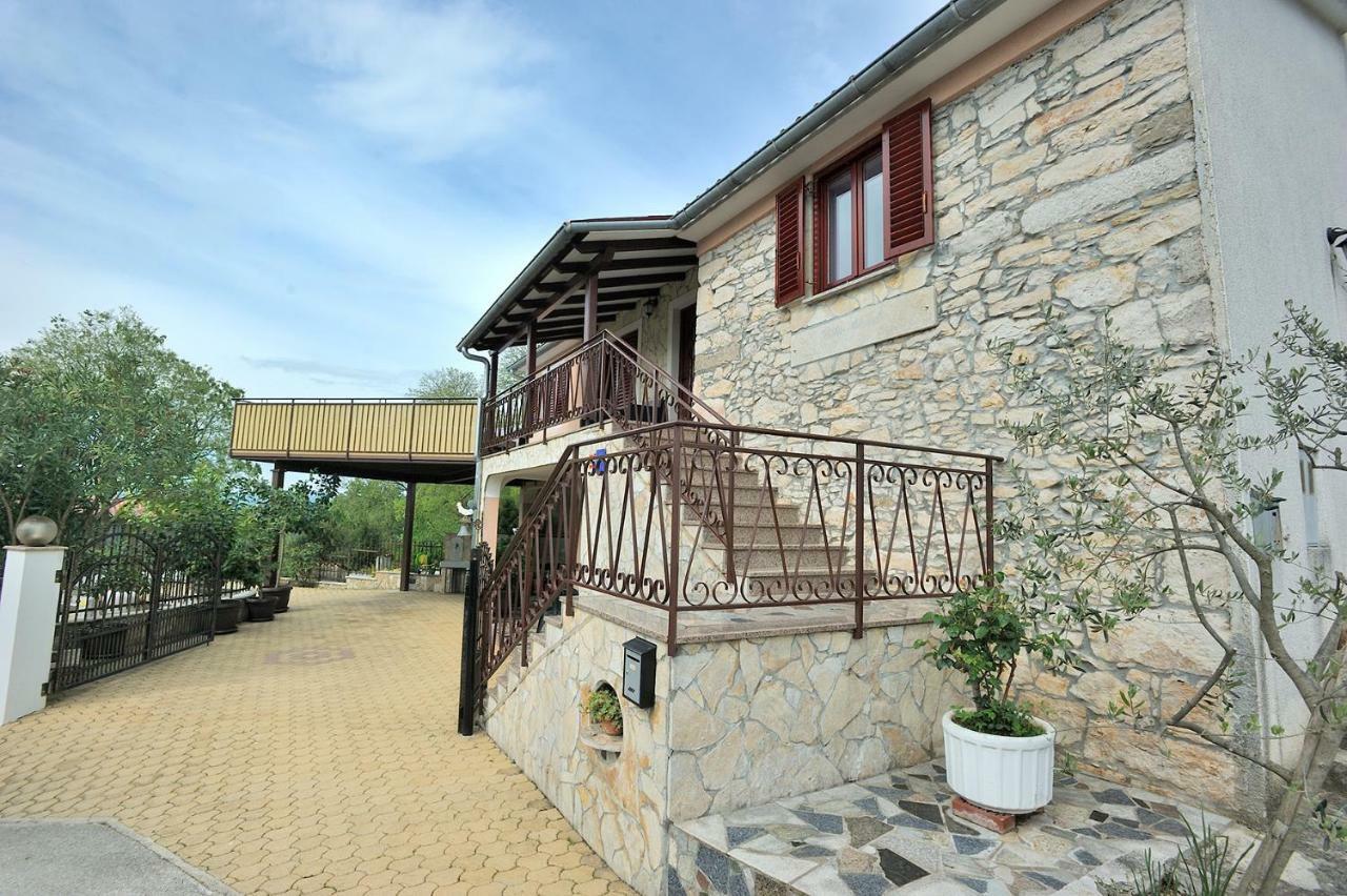 Villa Michelle Karojba Ngoại thất bức ảnh